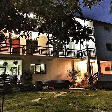 Livada Cu Meri Capatineni-Ungureni Exterior photo